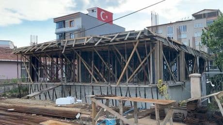 İnşaatta temizlik yapan şahıs 2 buçuk metreden düştü
