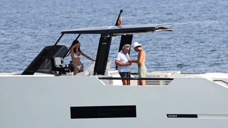 Carlos Sainz Jr. festeja en Mallorca dos años de amor con la modelo Rebeca Donaldson