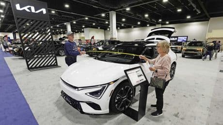Autoverkoop krabbelt op in mei na maandenlange dip, Tesla blijft terrein verliezen