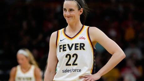 Caitlin Clark reaparece con un lejano triple viral desde el logo: "Ganar la WNBA es el objetivo"