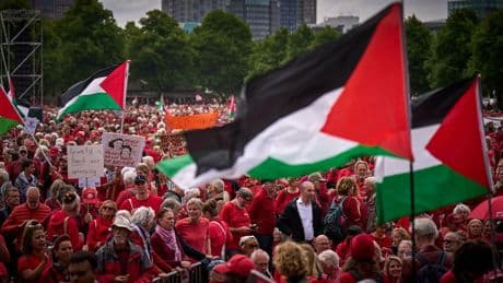 Tienduizenden mensen betogen in Den Haag tegen Israël-standpunt kabinet