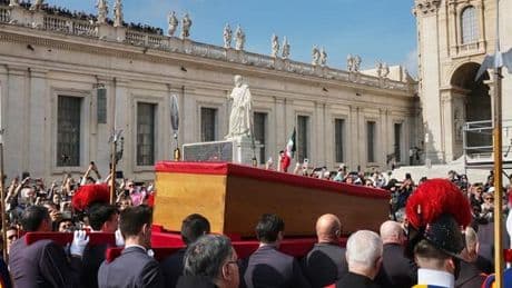 Le corps du pape François est arrivé dans la basilique Saint-Pierre, des dizaines de milliers de fidèles attendus pour lui rendre hommage