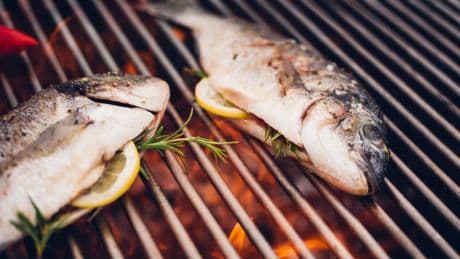 Los médicos piden no comer este famoso pescado tras vincularse con miles de casos cáncer agresivo
