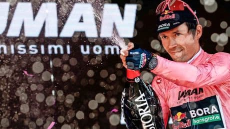 Primoz Roglic pakt roze in Giro d’Italia, maar wordt in tijdrit op haar na afgetroefd door Joshua Tarling