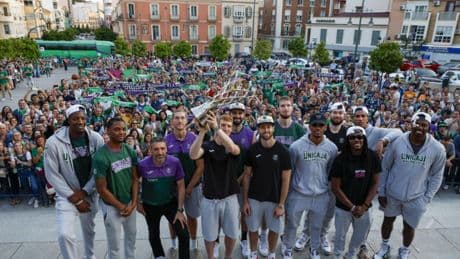 El Unicaja pasea el trofeo de la BCL por Málaga al grito de "a por la Liga"
