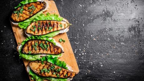 El sándwich de berejena que va a arrasar este verano: sin pan, barato y listo en 30 minutos