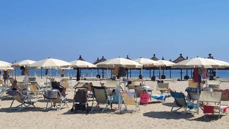 Vacanze Ferragosto, una famiglia di 4 persone spenderà in media 6.539 euro per una settimana. Ma 1 su 2 resterà a casa