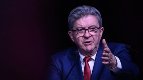 En appelant à la démission d’Emmanuel Macron, Jean-Luc Mélenchon cherche à reprendre la main
