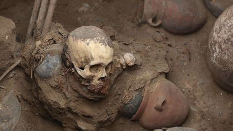 Arbeiders Peru vinden graf met resten van 1000 jaar oud