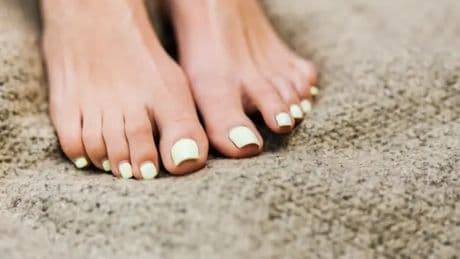 Las tres cosas que debes hacer antes de pintarte las uñas, según una podóloga