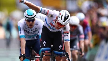 Tour de France : le Belge Tim Merlier s’impose de justesse au sprint dans une course marquée par les chutes