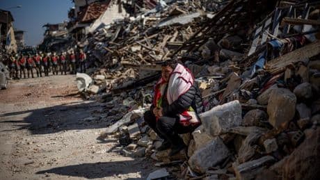 Un muerto y decenas de heridos tras un terremoto de magnitud 6,2 en la costa oeste de Turquía