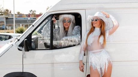 Glücksgefühle machen schön - In diesen Festival-Outfits strahlen die Fans