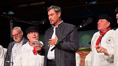 Seemanns-Solo bei Helgoland-Besuch - Söder singt im Shanty-Chor