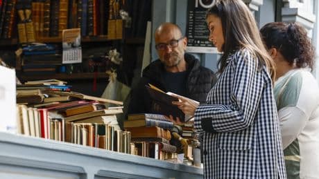El encuentro de Letizia con escritores y su cariñoso saludo a Mara Torres, autora de un libro sobre el suicidio