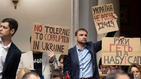 En direct, guerre en Ukraine : Volodymyr Zelensky promulgue la loi rétablissant l’indépendance d’instances anticorruption