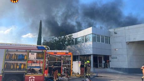 Un aparatoso incendio daña las oficinas del Grupo Onex en Albuixech