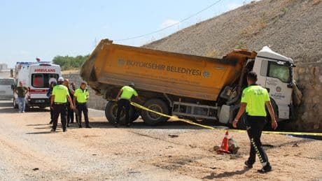 Malatya'da hafriyat kamyonu duvara çarptı, belediye işçisi hayatını kaybetti
