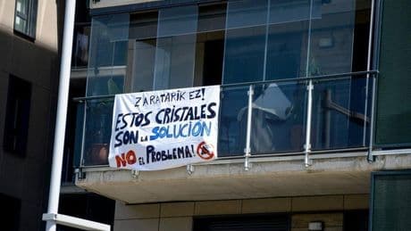 A juicio con el Ayuntamiento por poner «cortinas de cristal»
