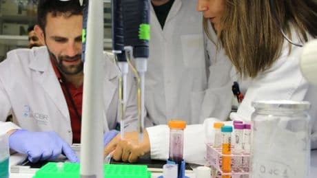 Científicos españoles desarrollan una innovadora vacuna de ARN mensajero que logra reducir el número y tamaño de las metástasis