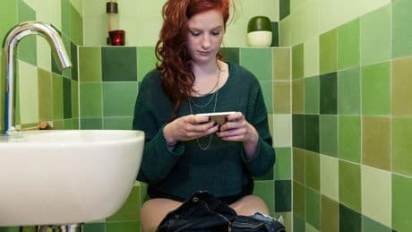 Hoe lang zit jij op het toilet? ’Houd maximaal 60 seconden aan’