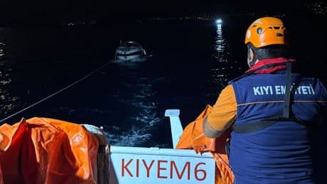 Bodrum'da arızalanan tekne kurtarıldı