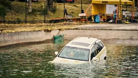 ADAC macht den Test: So retten Sie sich aus einem sinkenden Auto