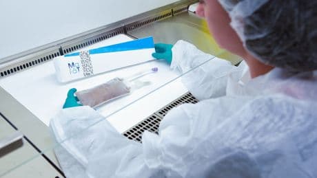 Biothérapie : le lyonnais MaaT Pharma franchit un cap avec son traitement à base de microbiote