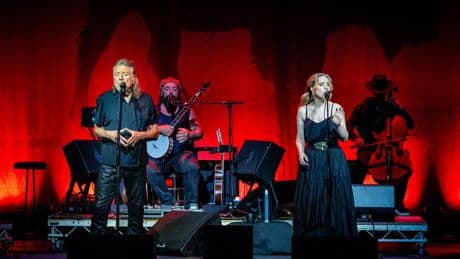 Hoe bescheiden Robert Plant ook is, hij hoeft maar met zijn dunne beentjes te wiegen en heel Carré weet: daar staat de legendarische zanger van Led Zeppelin