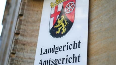 16-Jähriger wegen Terrorismusfinanzierung und IS-Propaganda vor Gericht