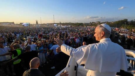 “Woodstock catholique”, manifestations anti-migrants en Angleterre et Tesla responsable d’un accident : les informations de la nuit