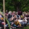 Bij de alternatieve 4 mei-herdenking is veel onderhuidse boosheid te voelen: ‘Nooit meer is nu’
