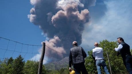 L’Etna, plus grand volcan actif d’Europe, crache un énorme panache de cendres et de gaz