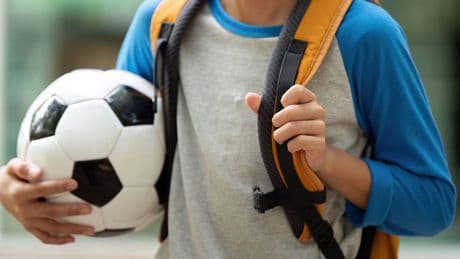 Fußball: Bad Wurzbach – Junge will Ball holen und stürzt in die Tiefe
