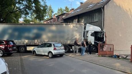 Unfall in Oberhausen: Sattelschlepper kracht in Wohnhaus, zwei Tote