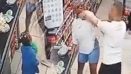 Bu sefer hedefte bir anne vardı: Yabancı uyruklu kadına çocuğunun gözü önünde şiddet