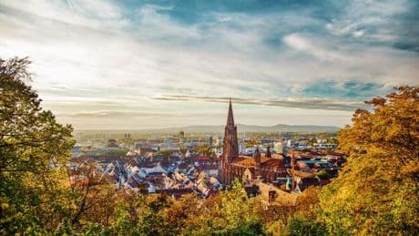 Geldanlage: Kleine Städte, große Rendite? Worauf Immobilien-Käufer achten sollten