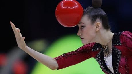 Darja Varfolomeev siegt bei WM in der Rhythmischen Sportgymnastik und wird mit der falschen Hymne geehrt