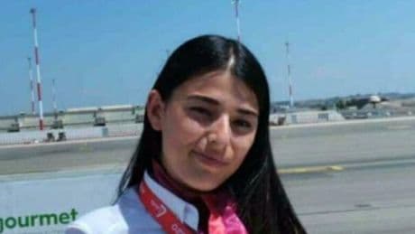 Aurora Maniscalco, hostess morta a Vienna. I testimoni smentiscono la polizia: «Non si è buttata». La mamma: aveva segni di morsi e calci