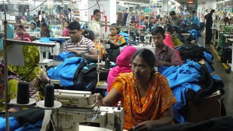 Bangladesh derrota a la pobreza 'cosiendo camisetas'