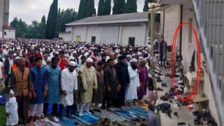 "Allah Akbar". E gli islamici in preghiera al santuario coprono una statua di Gesù con un telo