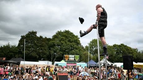 Le festival de Glastonbury s’ouvre sur fond de polémique avec la présence du groupe Kneecap