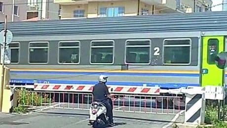 Passaggi a livello, Loano insorge. “Siamo ostaggi, si sposti la linea”