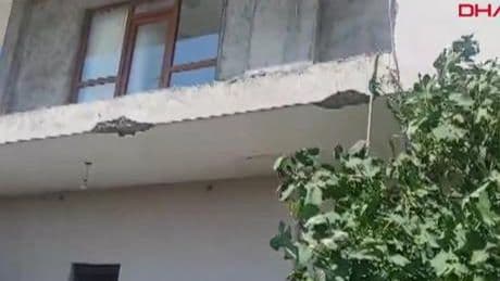 Batman'da bir binada balkon çöktü! 3 ölü, 7 yaralı