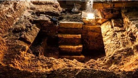 Hallan una cámara funeraria intacta tras una escalera olvidada durante 400 años