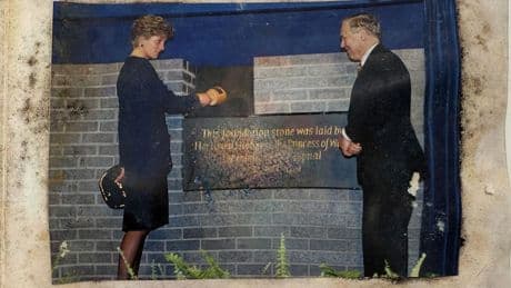 Zeitkapsel mit Erinnerungen an Prinzessin Diana und die 90er