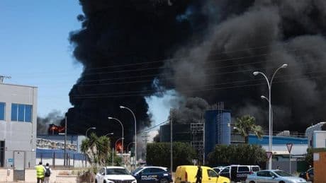 Desalojan un polígono en Sevilla por el grave incendio declarado en una planta de químicos