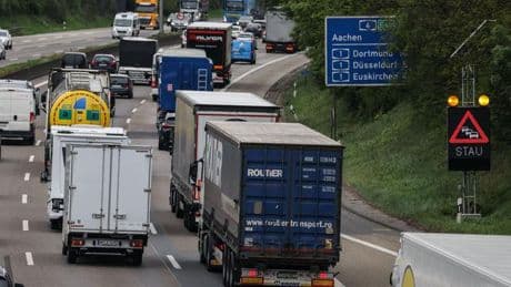 Verkehr: Wieder langes Wochenende - wieder volle Autobahnen