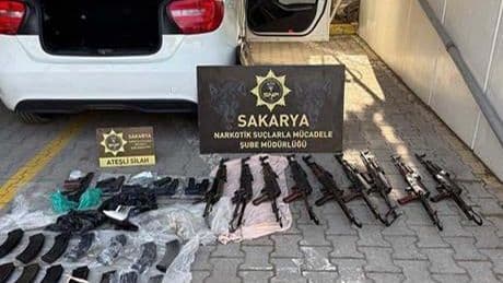 Polis memurunun aracında 9 kaleşnikof ve 5 tabanca ele geçirildi