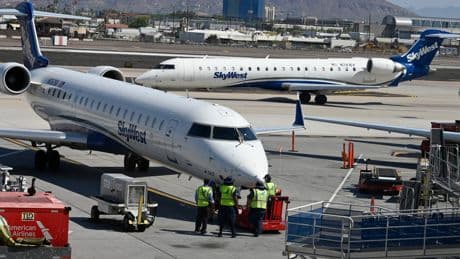 Il tente d’ouvrir la porte de l’avion et déclenche une bagarre : immense frayeur en plein vol